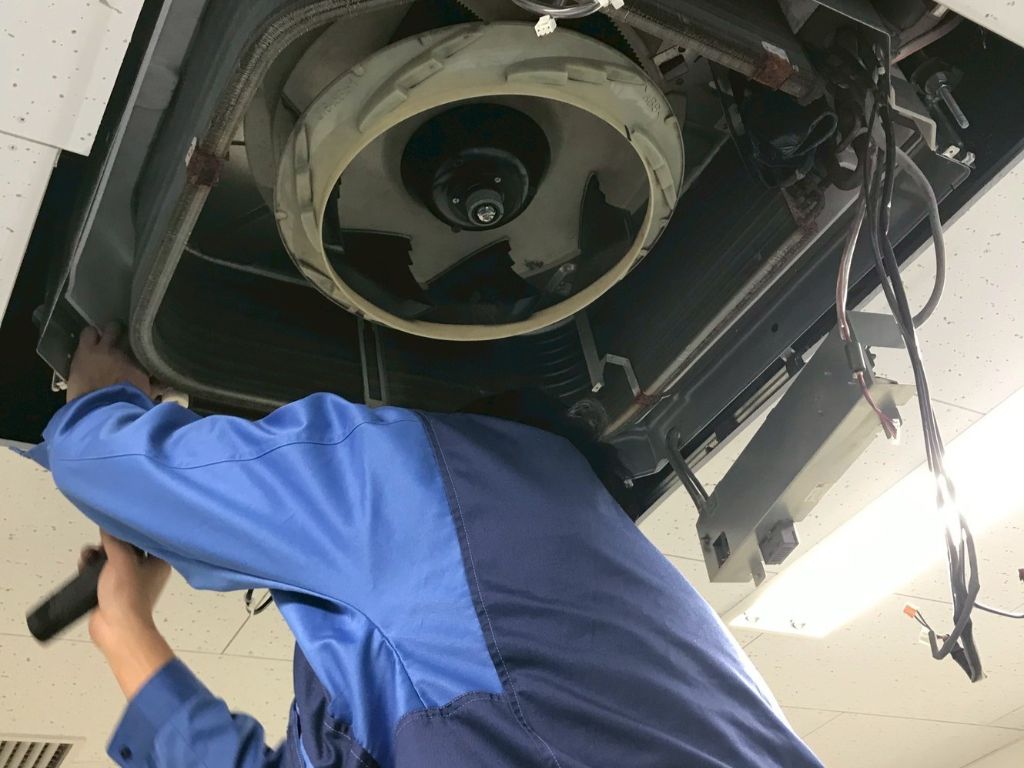 エアコン保守点検作業
